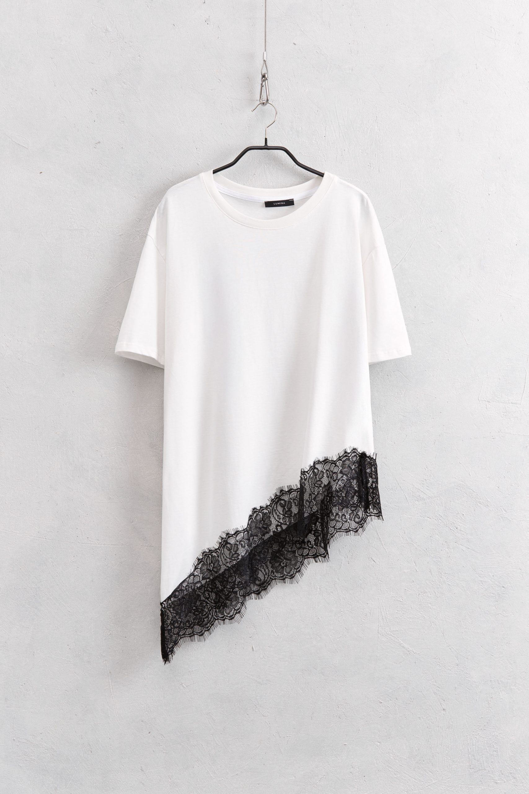 T-Shirt με Ασύμμετρο Τελείωμα με Δαντέλα
